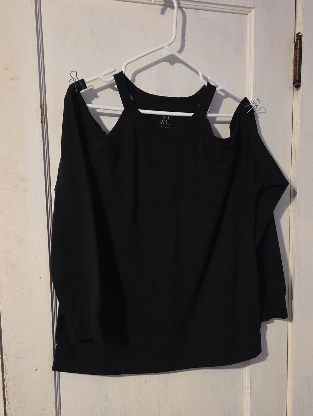 😍NY&CO Black Cold-Shoulder Sweatshirt